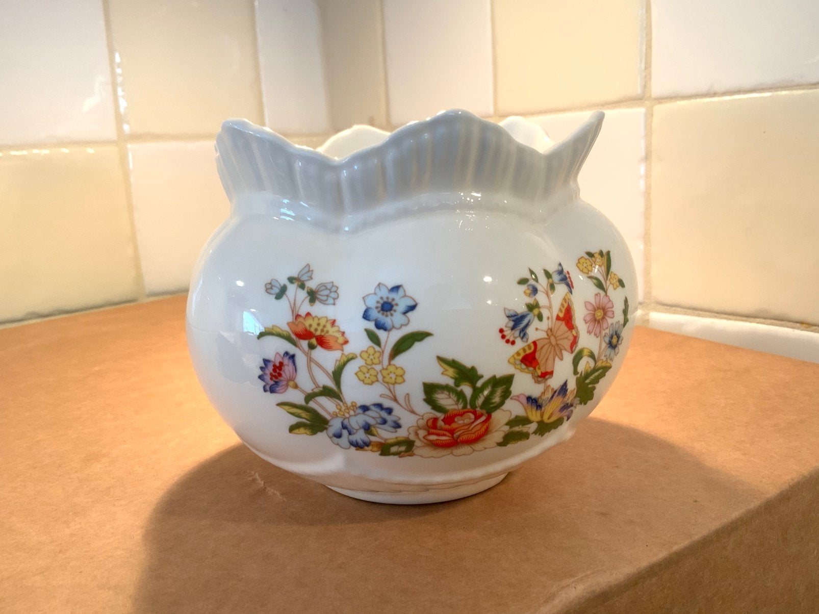 Mooie porseleinen bloempot met bloemen en vlinders, Ophalen of Verzenden