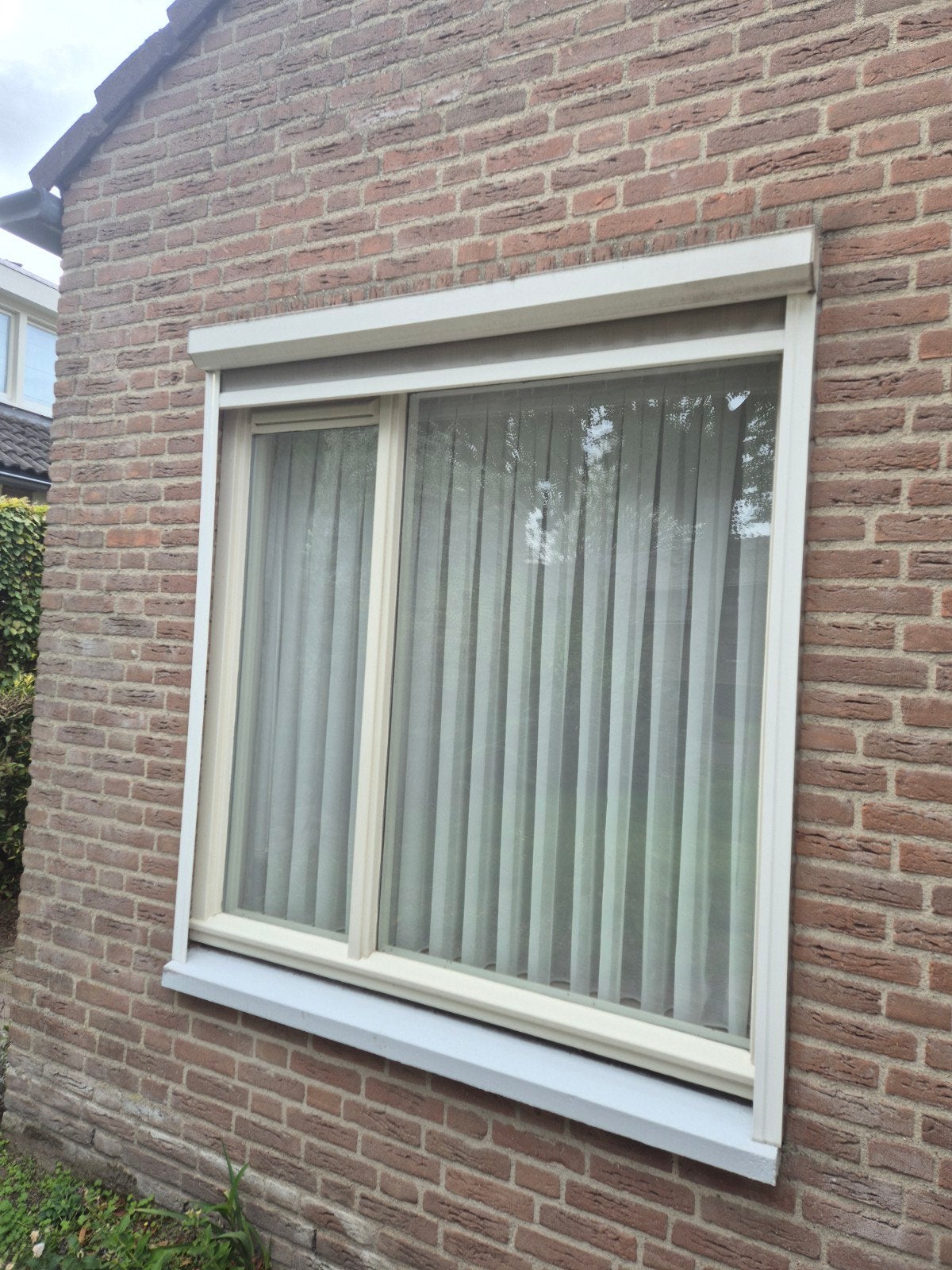 Hardhouten raamkozijn met dubbelglas en screen, Doe-het-zelf en Verbouw, Ophalen, Gevelraam of Ruit, Gebruikt, 120 tot 160 cm