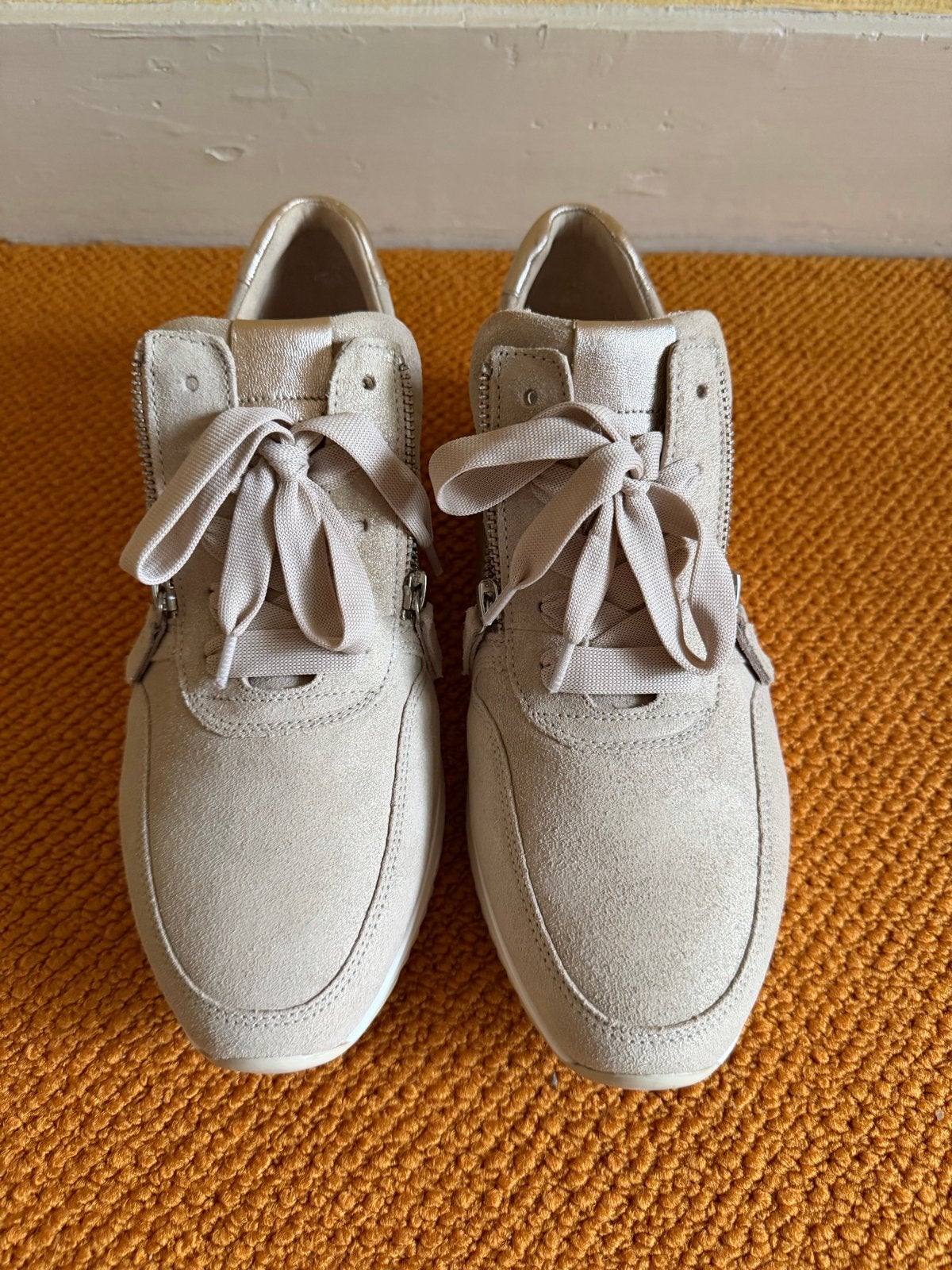 Gabor lage veterschoenen crème - Nieuwstaat, Kleding | Dames, Ophalen of Verzenden, Nieuw, Beige, Sneakers of Gympen