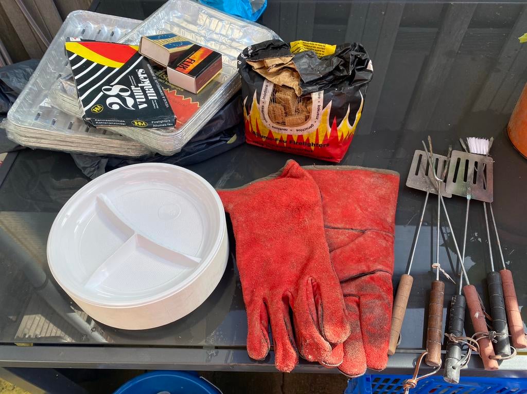 BBQ spullen: tangen, handschoenen, aluminium bakjes, Ophalen of Verzenden, Gebruikt