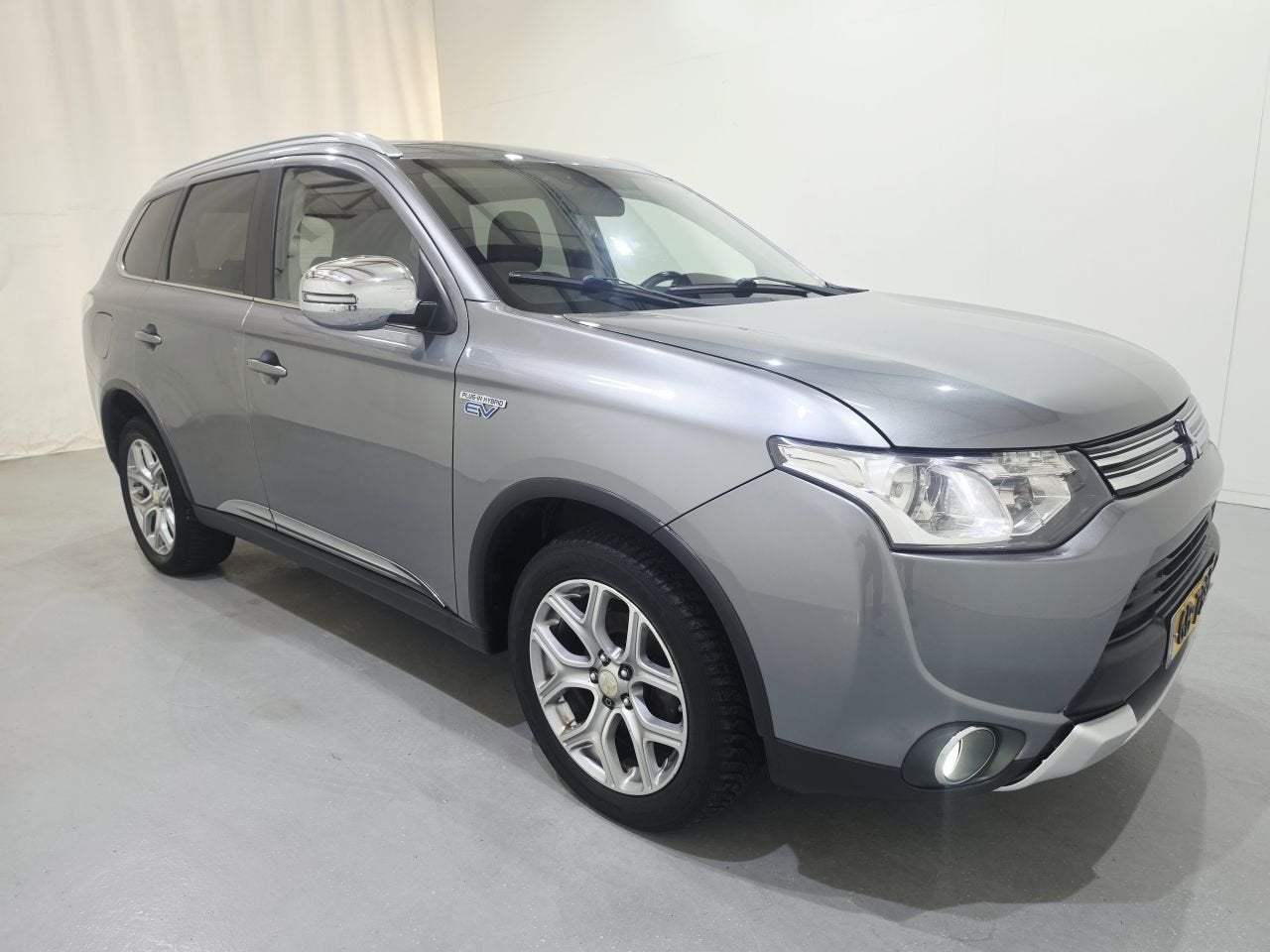 Mitsubishi Outlander 2.0 PHEV Business (bj 2015, automaat), Automaat, Hybride Elektrisch/Benzine, SUV of Terreinwagen, Zilver of Grijs