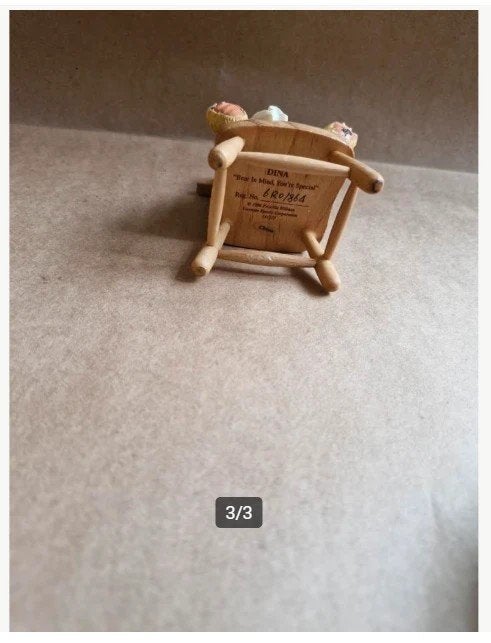 Beren beeldje Dina op stoel hh, Cherished teddies, Onbekend, Ophalen of Verzenden, Cherished Teddies