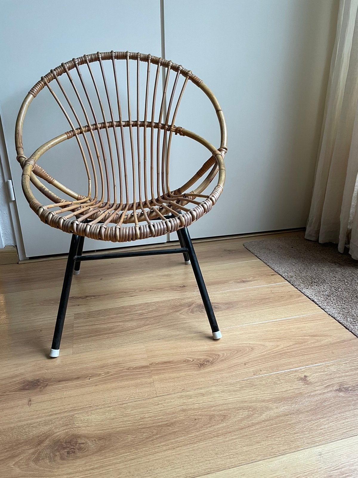 vintage jaren 60/70 rotan stoeltje, Huis en Inrichting, Stoelen, Ophalen, Gebruikt, Bruin, Metaal