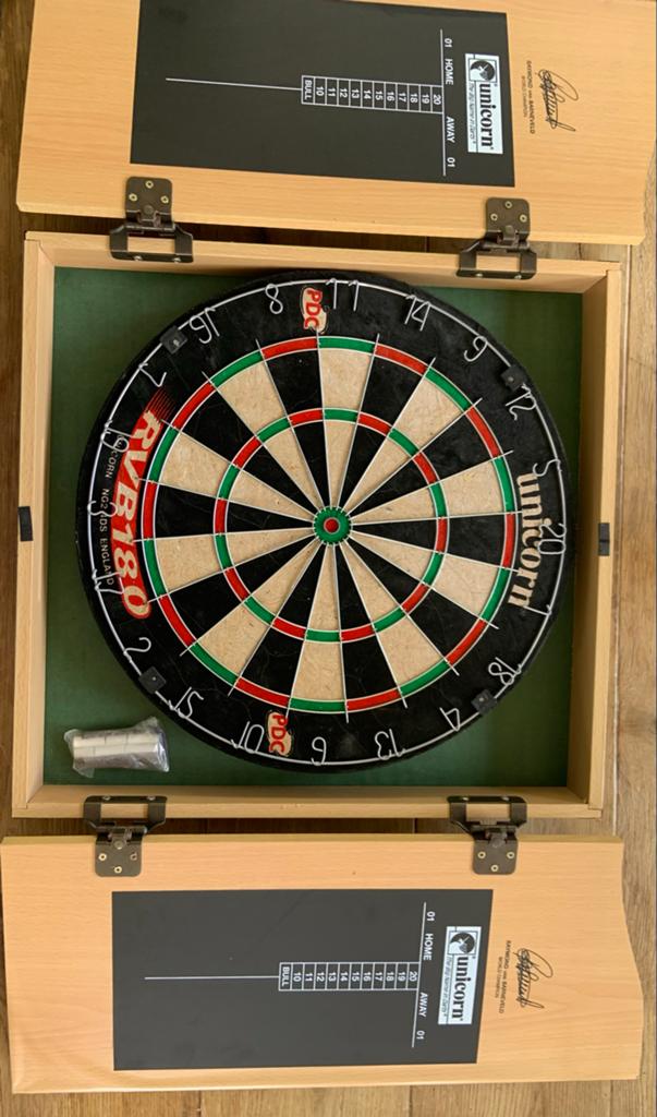 Dartbord met kast en handtekening Raymond van Barneveld, Ophalen of Verzenden, Gebruikt, Dartbord met pijlen