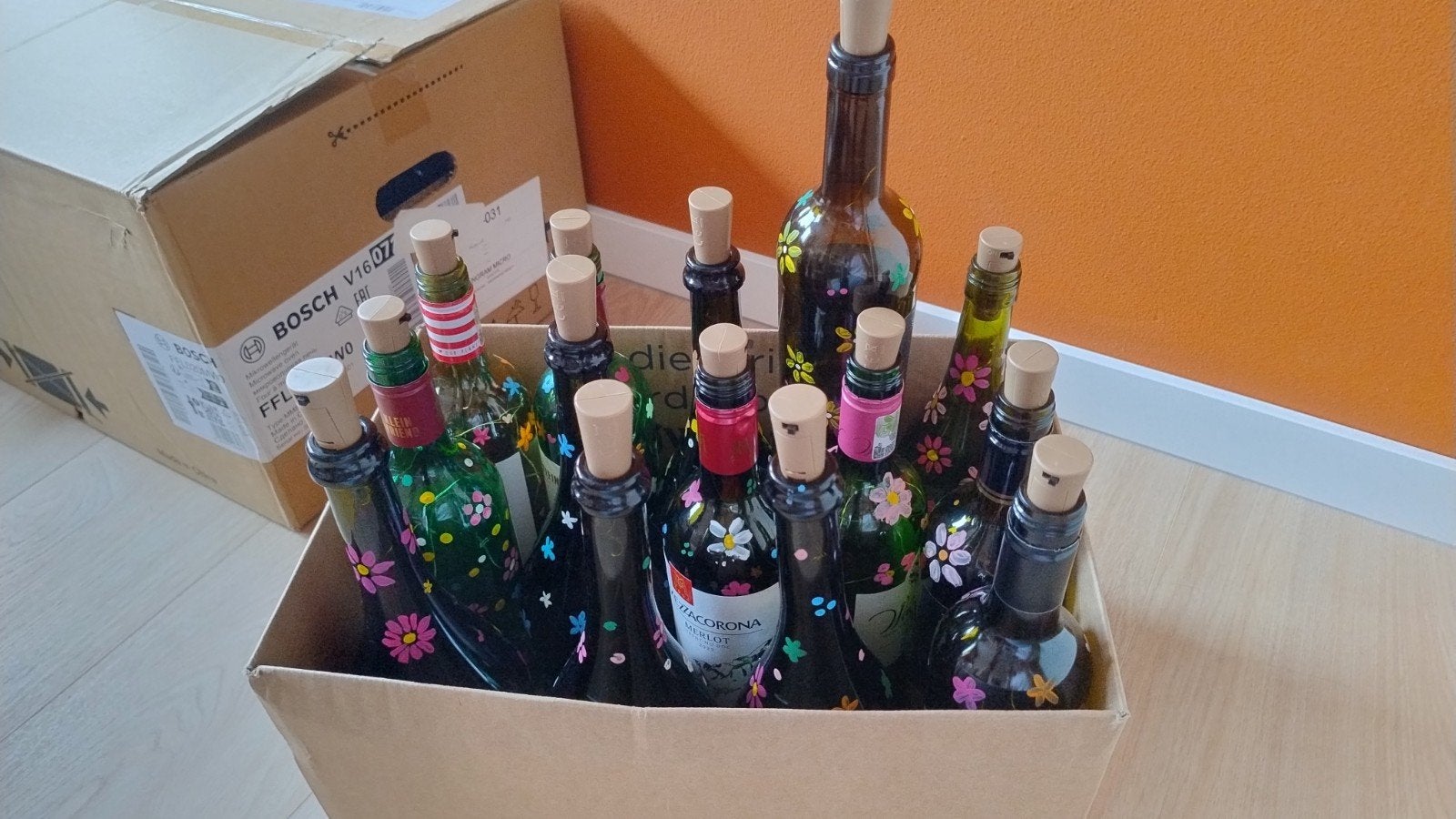 14 beschilderde wijnflessen inclusief lampjes, Huis en Inrichting, Gebruikt, Glas, Ophalen, Met schakelaar