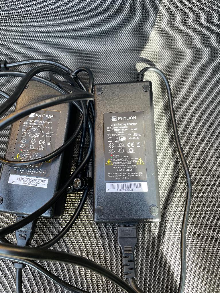Acculaders 42 volt passen op meerdere elektrische fietsen., Ophalen of Verzenden, Zo goed als nieuw