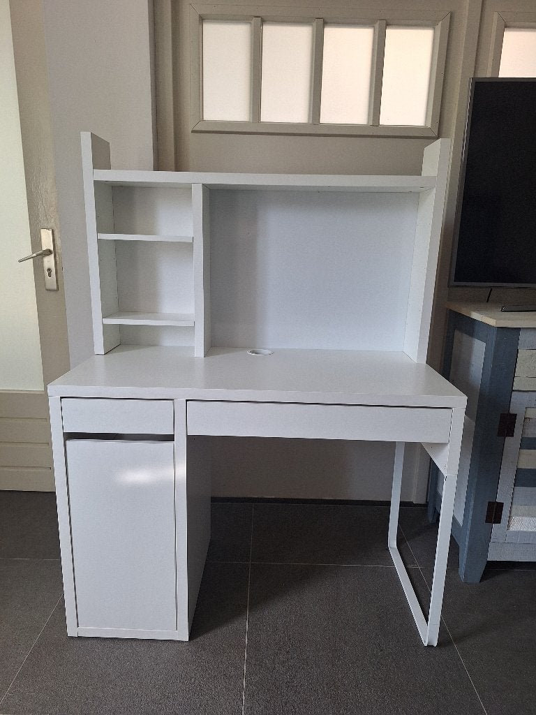 Micke bureau, wit met opbouw, 2 delen, Ophalen, 105 cm, Scheidingswand, 50 cm