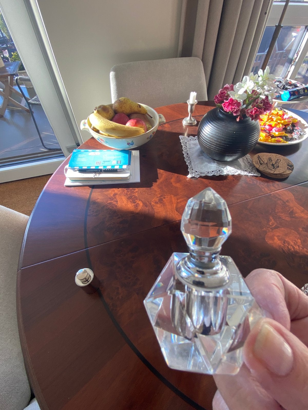 Vintage kristallen parfumflesje met glazen stolpje, Ophalen, Zo goed als nieuw