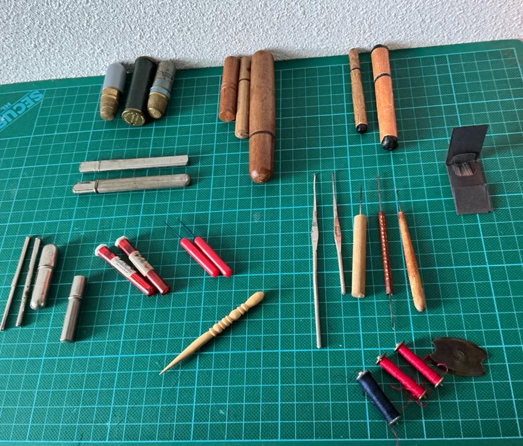 KLEINE VERZAMELING VINTAGE /antieke NAALDEN kokertjes, Verzenden, Gebruikt