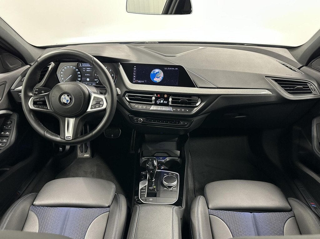 BMW 1-serie 118i Essential High Executve M-Sport NAVI CRUISE, Auto's, BMW, Automatische klimaatregeling, Achterwielaandrijving
