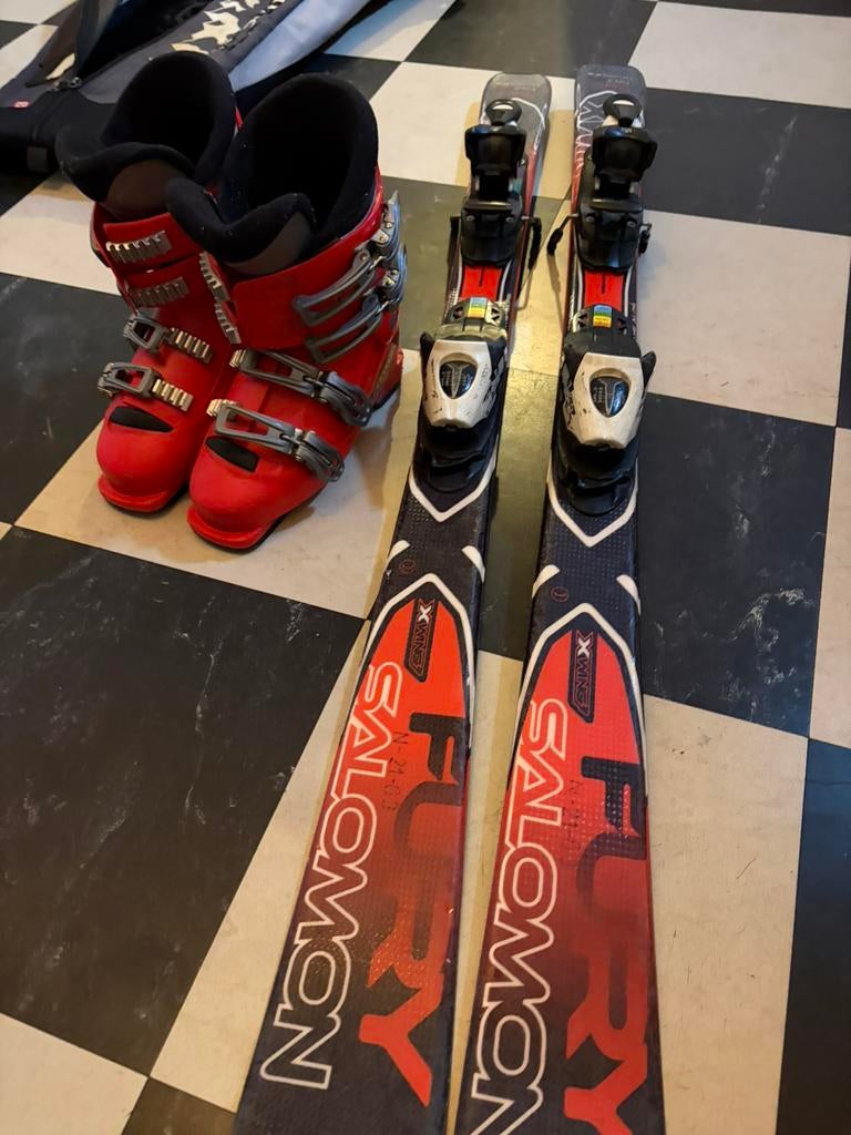 Skischoenen mt 34 en skilatten kind 120 cm, Sport en Fitness, Skiën en Langlaufen, 100 tot 140 cm, Schoenen, Zo goed als nieuw