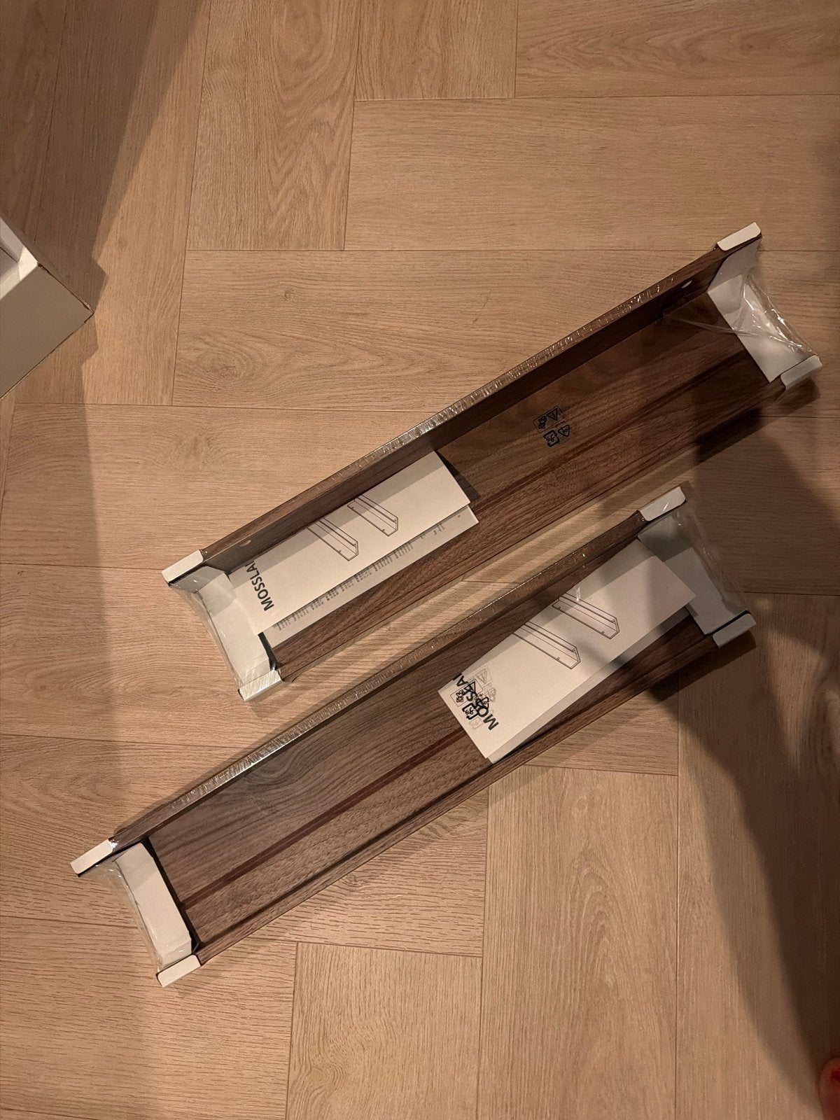 2x IKEA MOSSLANDA Schilderijenplank walnootpatroon 55cm, Ophalen, Nieuw