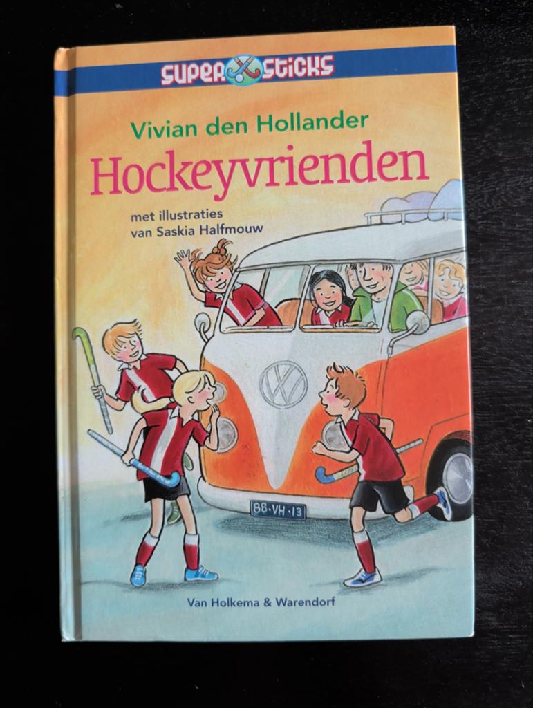Supersticks Hockeyvrienden - Vivian den Hollander, Boeken, Ophalen of Verzenden, Zo goed als nieuw, Vivian den Hollander, Fictie algemeen