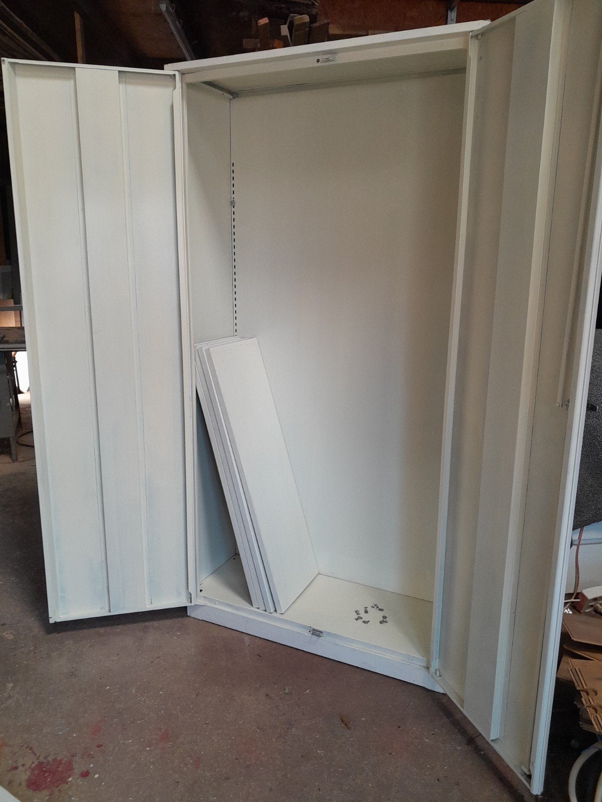 Metalen kast met 2 deuren en planken - Wit, Huis en Inrichting, Ophalen, 50 tot 100 cm, Metaal, 25 tot 50 cm