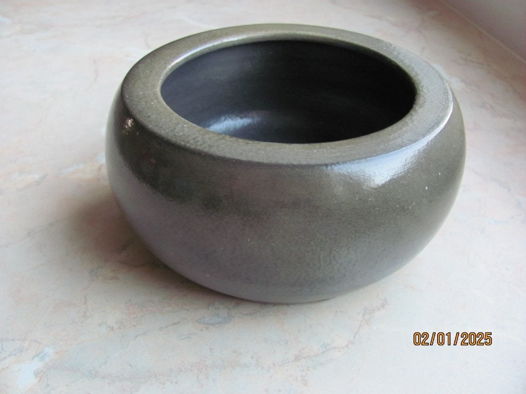 NIEUWSTAAT bruin UNIEK zwart HANDMADE rond POTJE pot 17 x 9, Antiek en Kunst, Ophalen of Verzenden