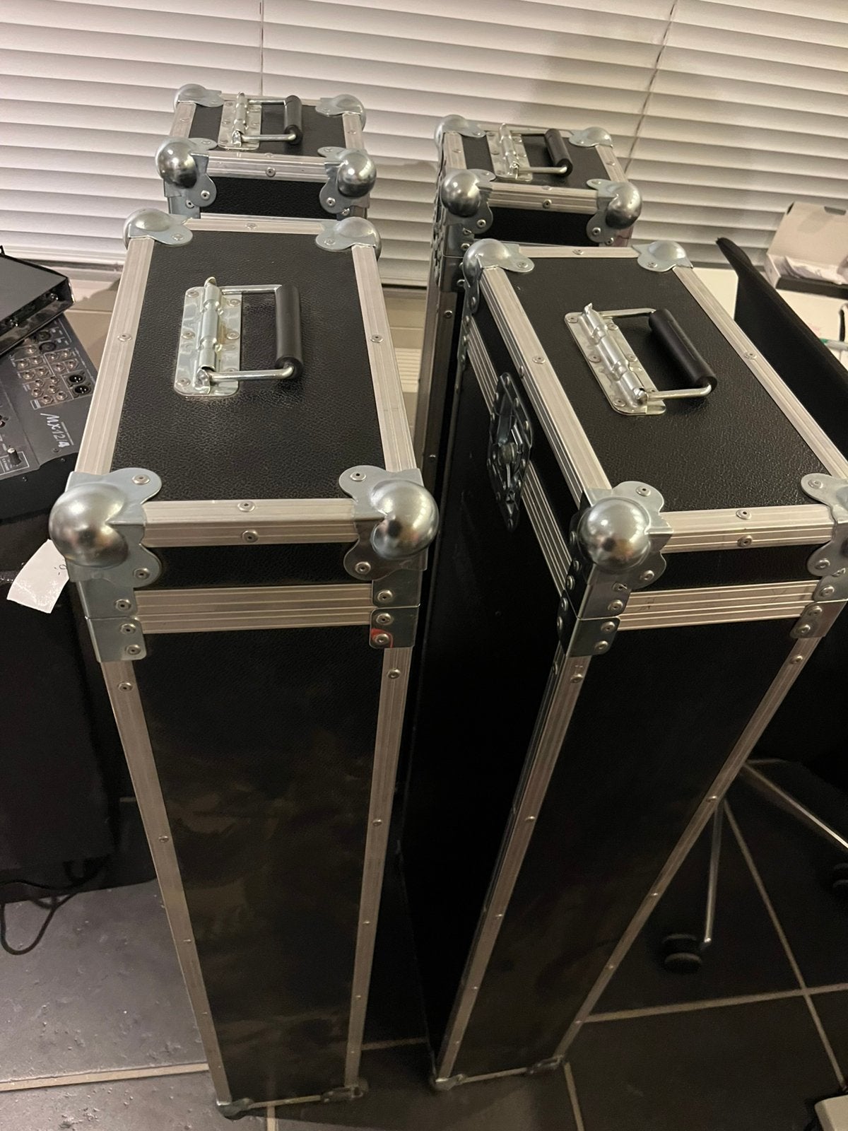 Microfoon standaard flightcases op wielen, Ophalen of Verzenden, Zo goed als nieuw, Overige instrumenten