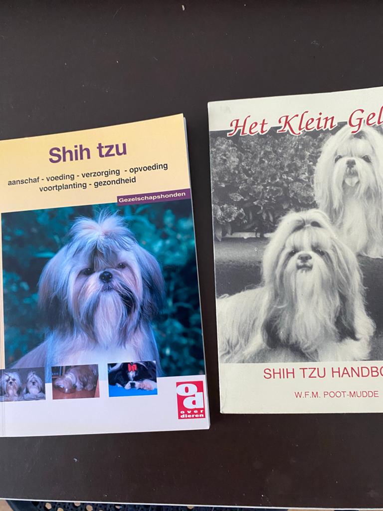 2 Shih Tzu Boekjes: Voeding, Verzorging & Meer, Ophalen of Verzenden, Zo goed als nieuw, Honden