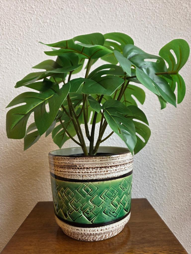 Vintage bloempot met uniek groen reliëf, Tuin en Terras, Bloempotten, Zo goed als nieuw, Aardewerk, Binnen, Balkon, Tuin, Minder dan 40 cm