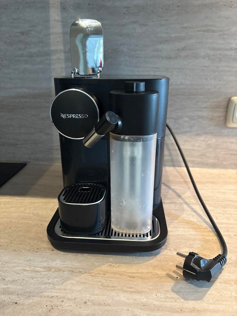 Nespresso De'Longhi Lattissima One - Zwart, Witgoed en Apparatuur, Koffiezetapparaten, Koffiemachine, Ophalen of Verzenden, Zo goed als nieuw
