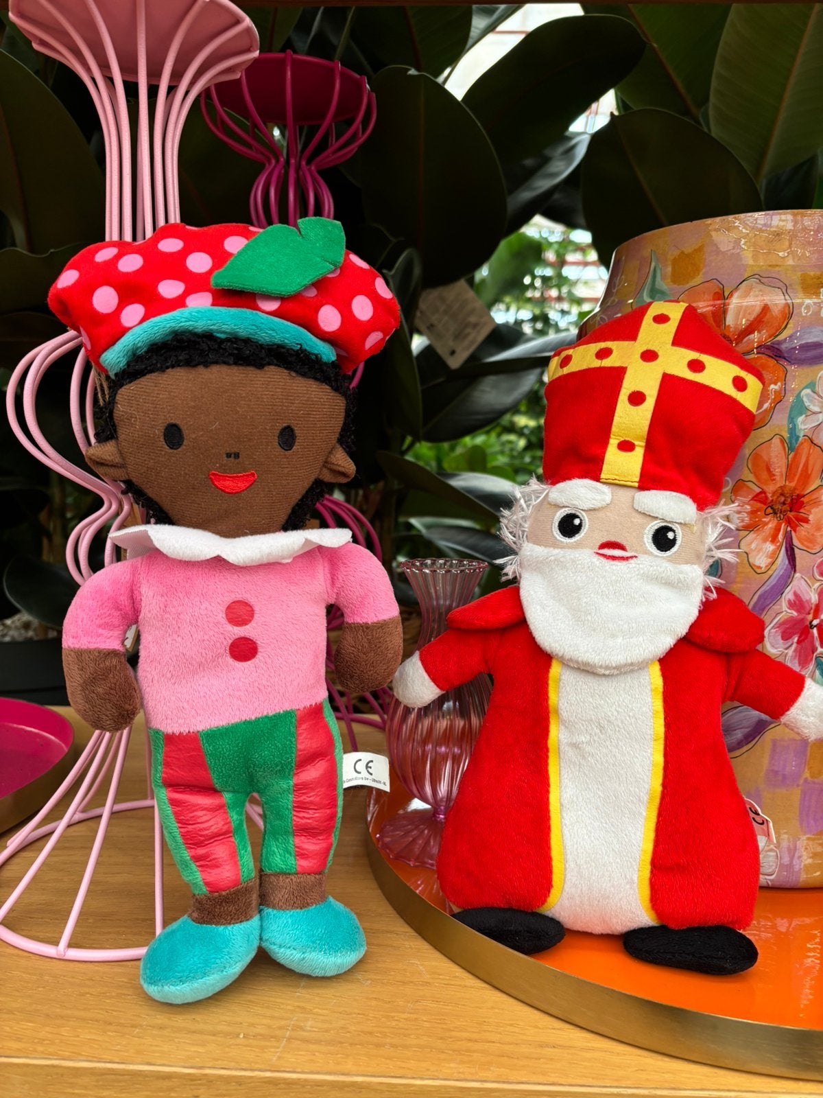 Sinterklaas en zwarte Pop, Verzenden