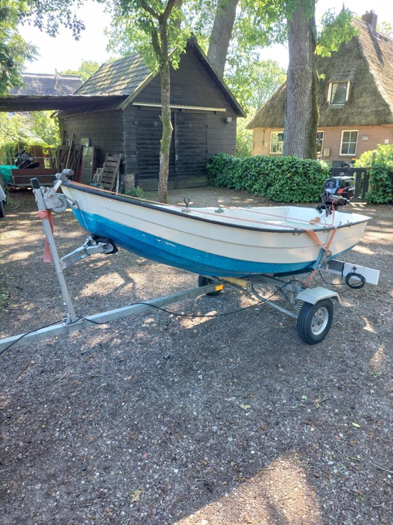 Bootje met trailer en 4 tact 2.5 motor., Ophalen, Zo goed als nieuw, Overige typen, Motorboot