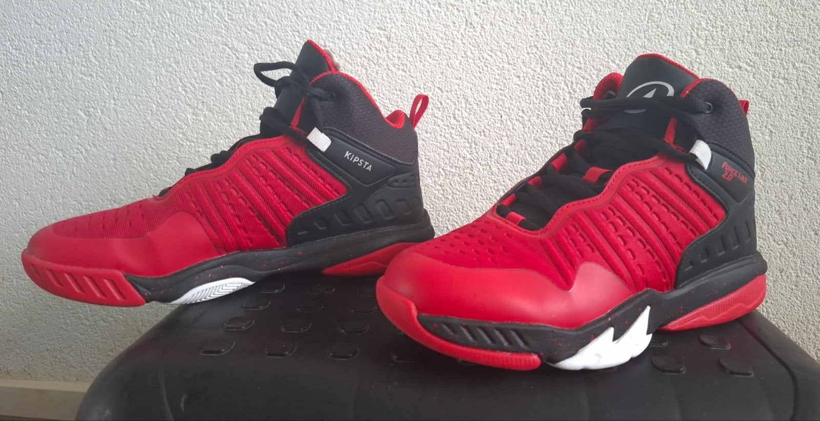Kinder  basketbalschoenen rood/zwart mt 36, Ophalen of Verzenden, Zo goed als nieuw