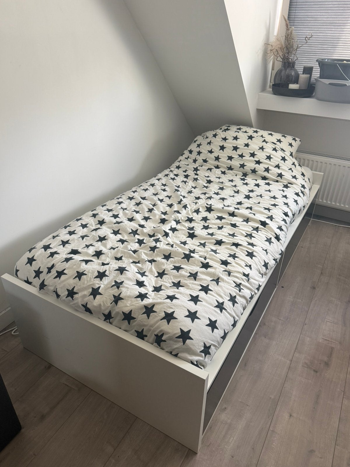Èèn persoonsbed IKEA FLAXA 90x200 cm, wit met zwarte lades., Ophalen, Overige materialen, 90 cm, Wit