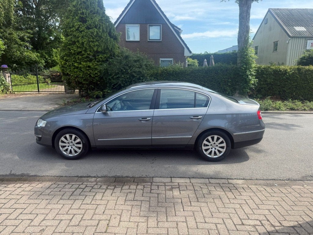 Volkswagen PASSAT 1.6 FSI Trendline*automaat*airco*cruise co, Auto's, 730 kg, Gebruikt, Huisgarantie, 4 cilinders
