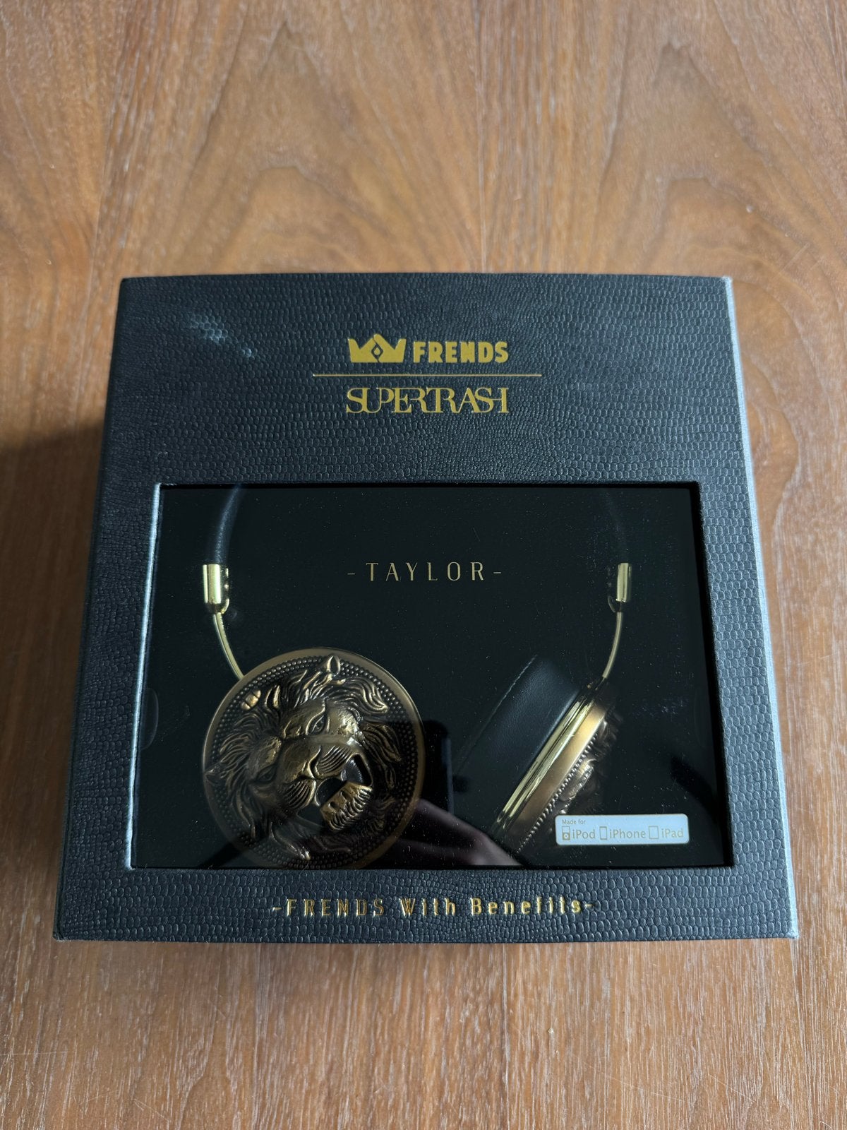 FRENDS x SuperTrash Taylor koptelefoon – goude leeuwenkoppen, Audio, Tv en Foto, Overige merken, Goud, Nieuw, Ophalen of Verzenden