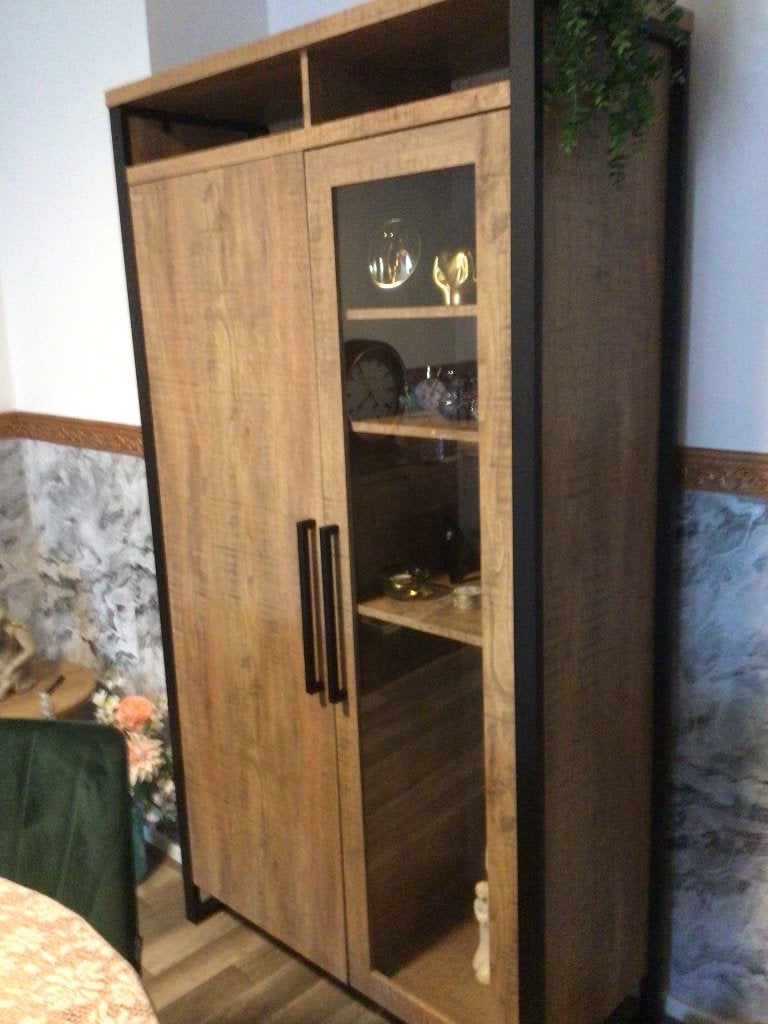 Mango houten vitrine kast, Huis en Inrichting, Ophalen, Met deur(en), 150 tot 200 cm, Zo goed als nieuw