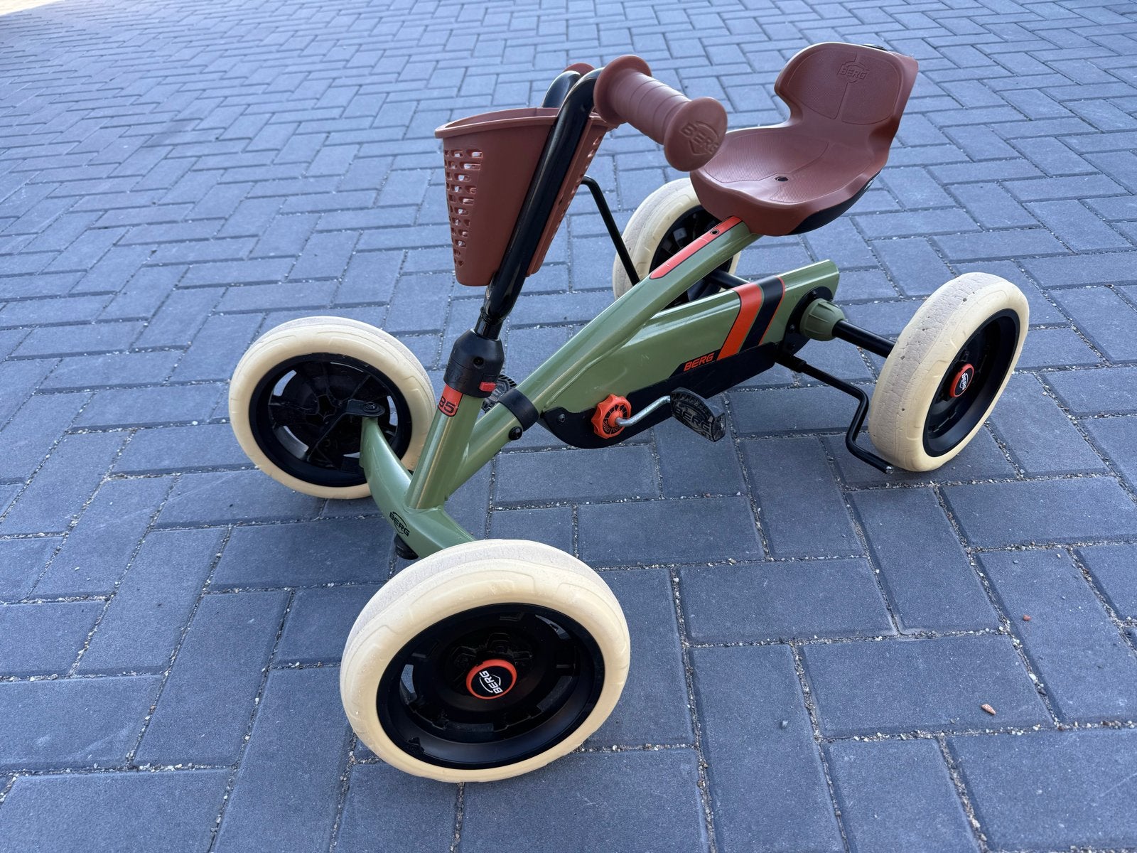 BERG Buzzy Retro skelter met duwstang en mandje, Ophalen, Zo goed als nieuw
