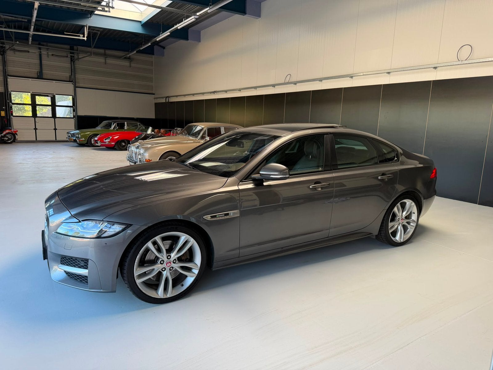 Jaguar XF 3.0D V6 221KW/300PK Aut8 2017 Grijs, Auto's, Automaat, Achterwielaandrijving, 2000 kg, Bedrijf