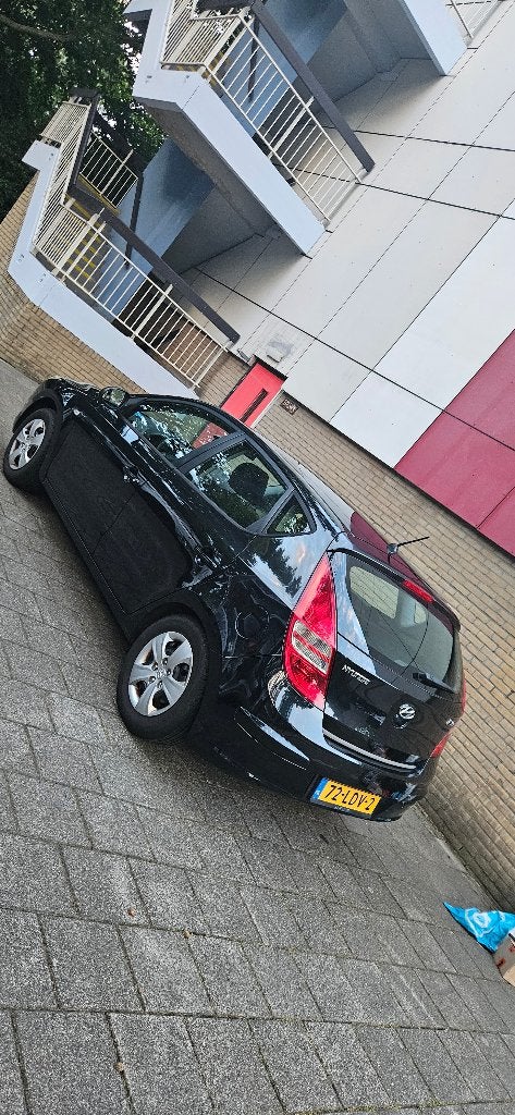 Hyundai i30 1.6 I Cvvt 5DR 2010 Zwart, Auto's, Voorwielaandrijving, Stof, 1591 cc, Zwart