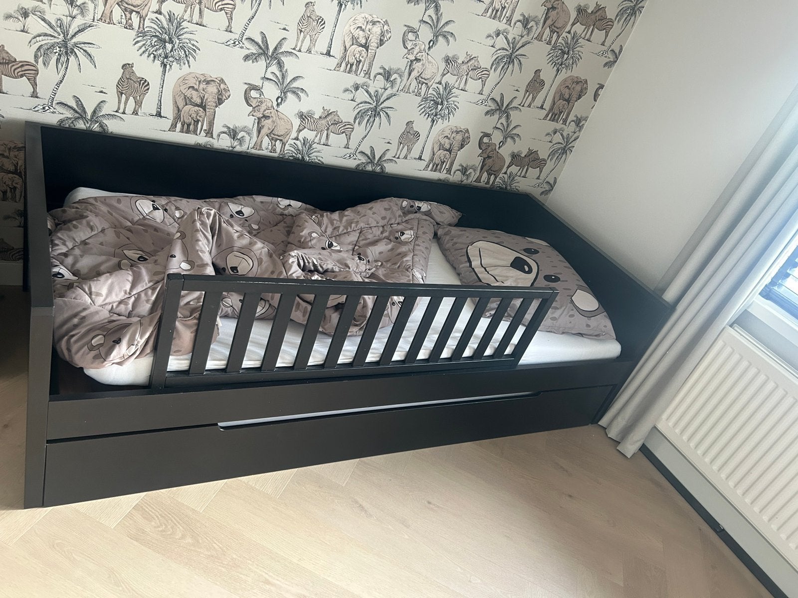 Zwart uitschuifbed met logeerlade, Ophalen of Verzenden, Zo goed als nieuw, 180 cm of meer, 85 tot 100 cm