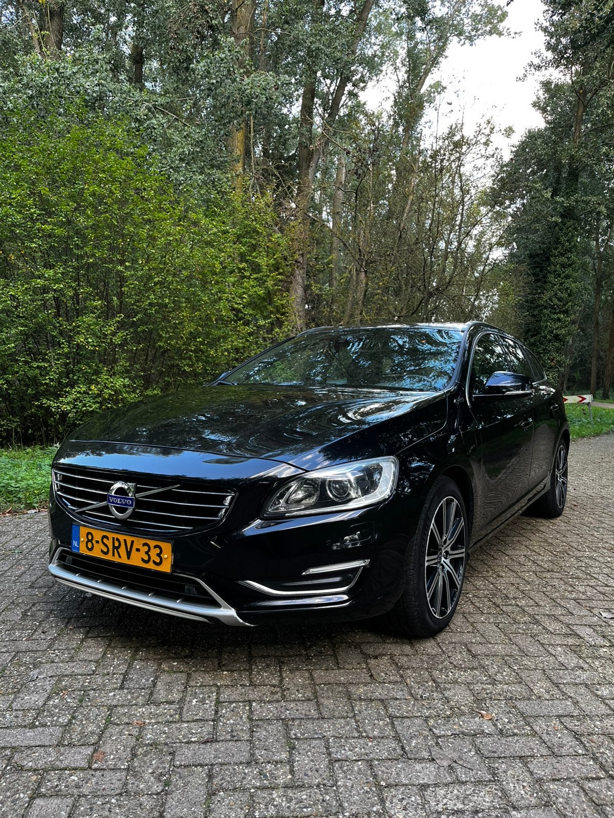 Volvo V60 2.4 D6 AWD Plug-In Hybrid Summum, Automaat, 1800 kg, Zwart, Zwart