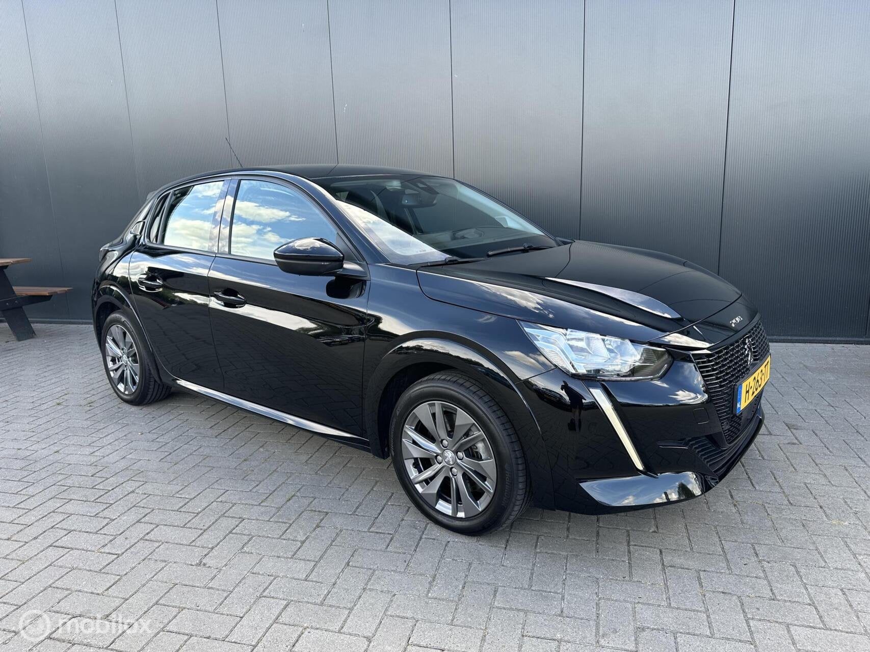Peugeot e-208 EV Active 50 kWh, Auto's, 136 pk, Gebruikt, Zwart, Verwarmde buitenspiegels