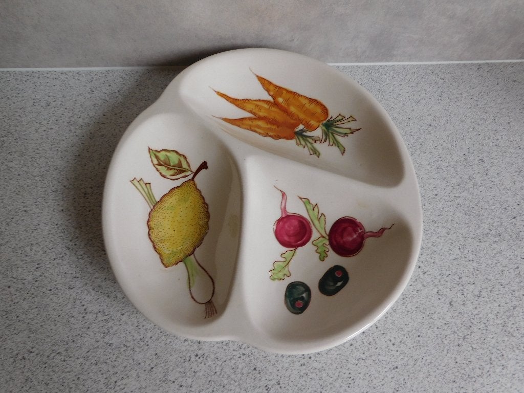 Bord 23 cm. 3 vakken Peen Citroen Olijf Handpainted, Overige merken, Keramiek, Ophalen of Verzenden, Zo goed als nieuw