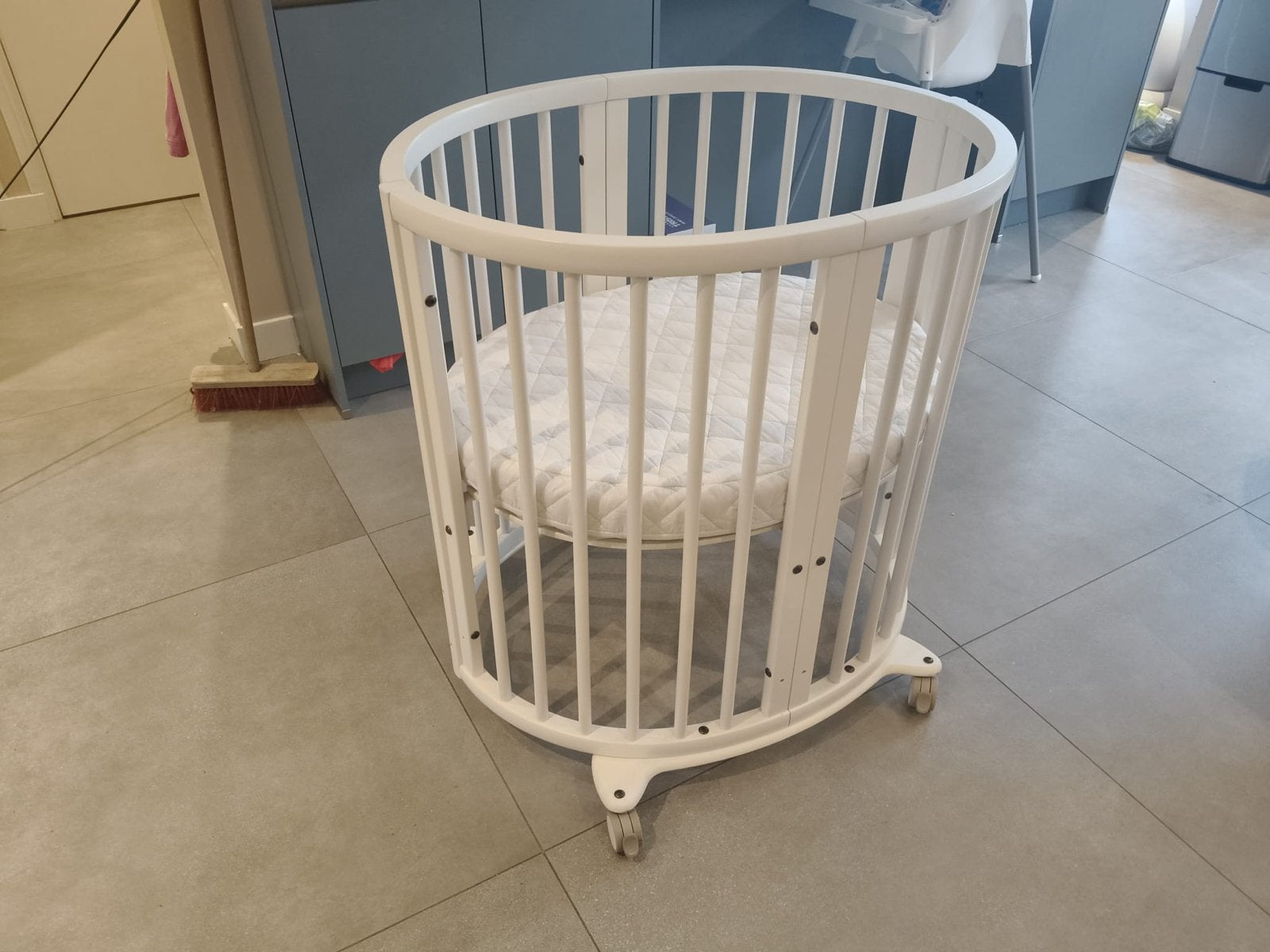 Stokke Sleepi Mini Bed met Matras en Hoeslaken, Kinderen en Baby's, Ophalen, Zo goed als nieuw, Wieg