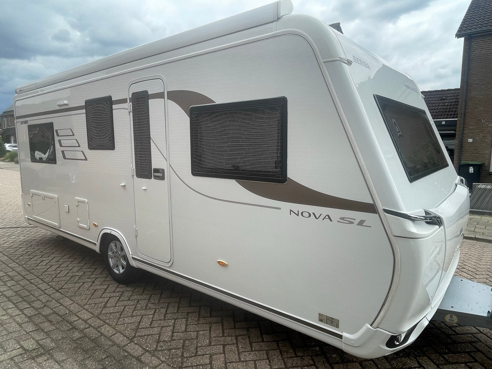 Eriba Nova 541 SL uit 2016 - Luxe en Comfortabel, Rondzit, Schokbreker, Particulier, 5 tot 6 meter