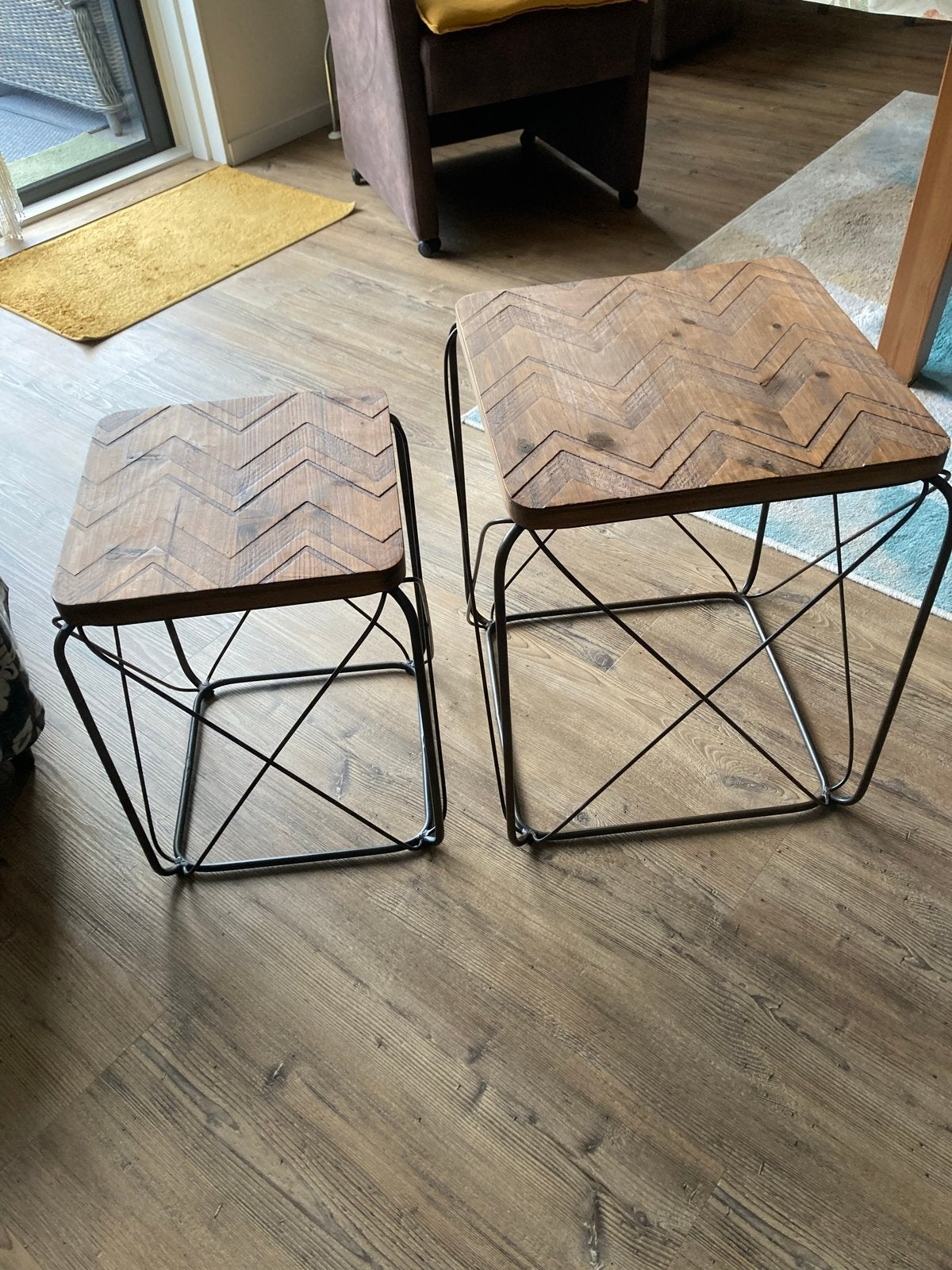 Set van 2 bijzettafels met houten blad en metalen onderstel, Ophalen, Minder dan 45 cm, Minder dan 55 cm, Gebruikt