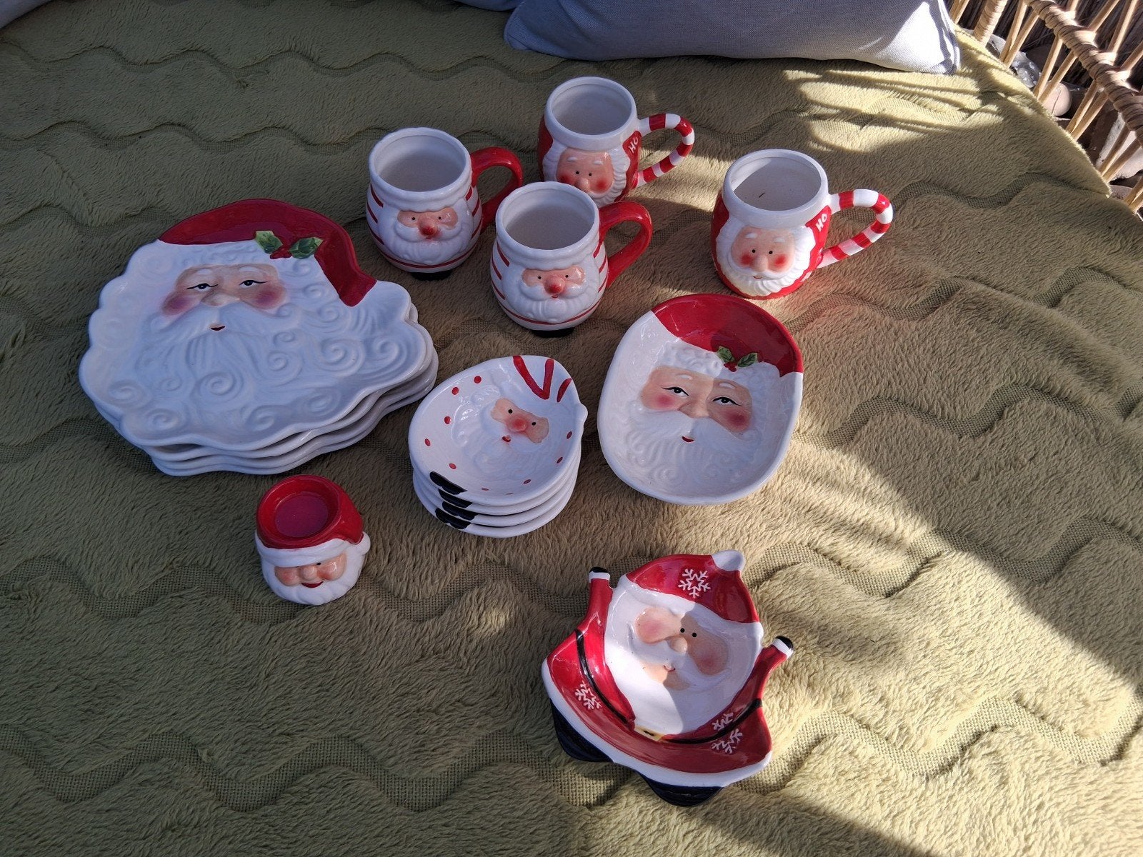 Kerstservies 4 personen - compleet met kerstman design, Ophalen, Zo goed als nieuw