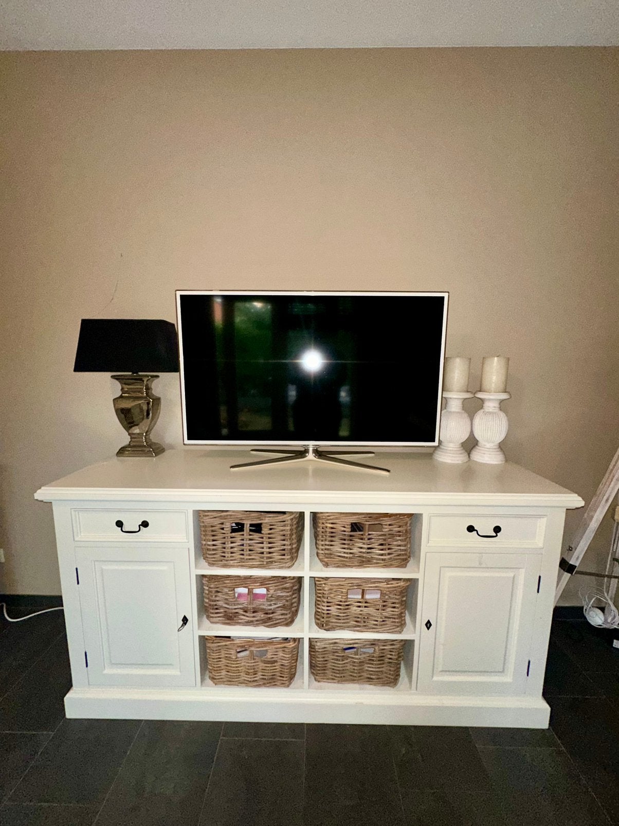 Landelijk TV-meubel / dressoir wit met 6 rotan manden, Huis en Inrichting, Ophalen of Verzenden, Zo goed als nieuw, 25 tot 50 cm