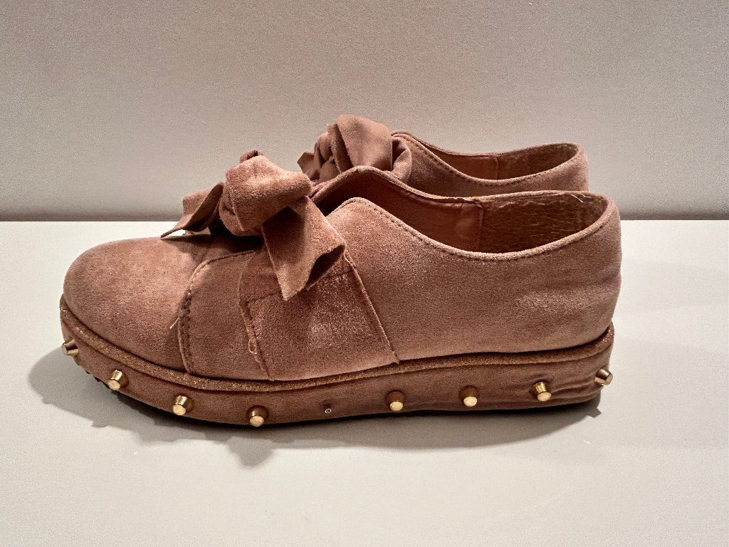 Zachtroze instappers met strik en studs (maat 39), Kleding | Dames, Ophalen of Verzenden, Roze, Gedragen, Instappers