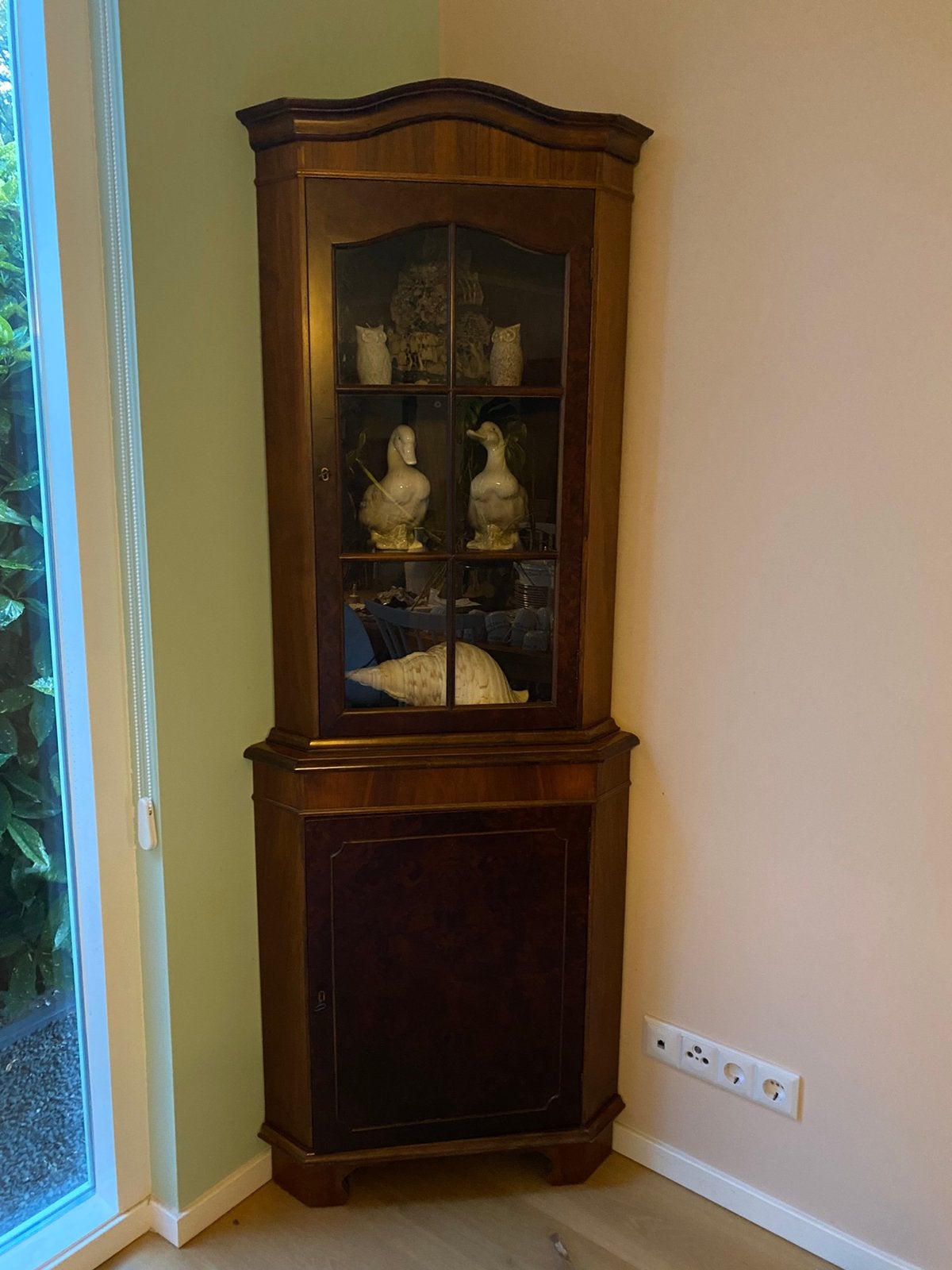 Antieke Biedermeier hoekkast / vitrine met notenhout fineer, Huis en Inrichting, Ophalen, Gebruikt, 50 tot 100 cm, 150 tot 200 cm
