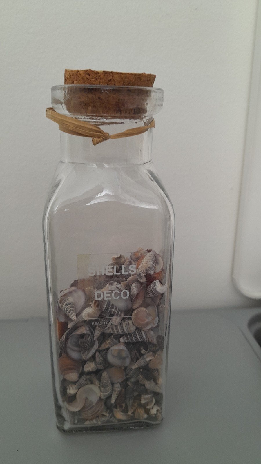 Decoratieve schelpen in glazen fles met kurk, Ophalen of Verzenden, Zo goed als nieuw