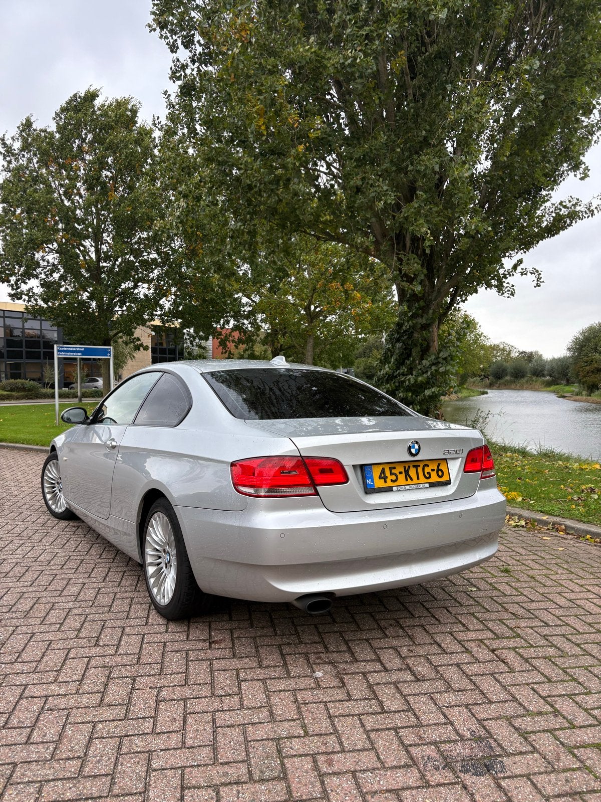 BMW 3-Serie 2.0 I 120KW 2010 Grijs, Achterwielaandrijving, 1995 cc, Zwart, 4 cilinders