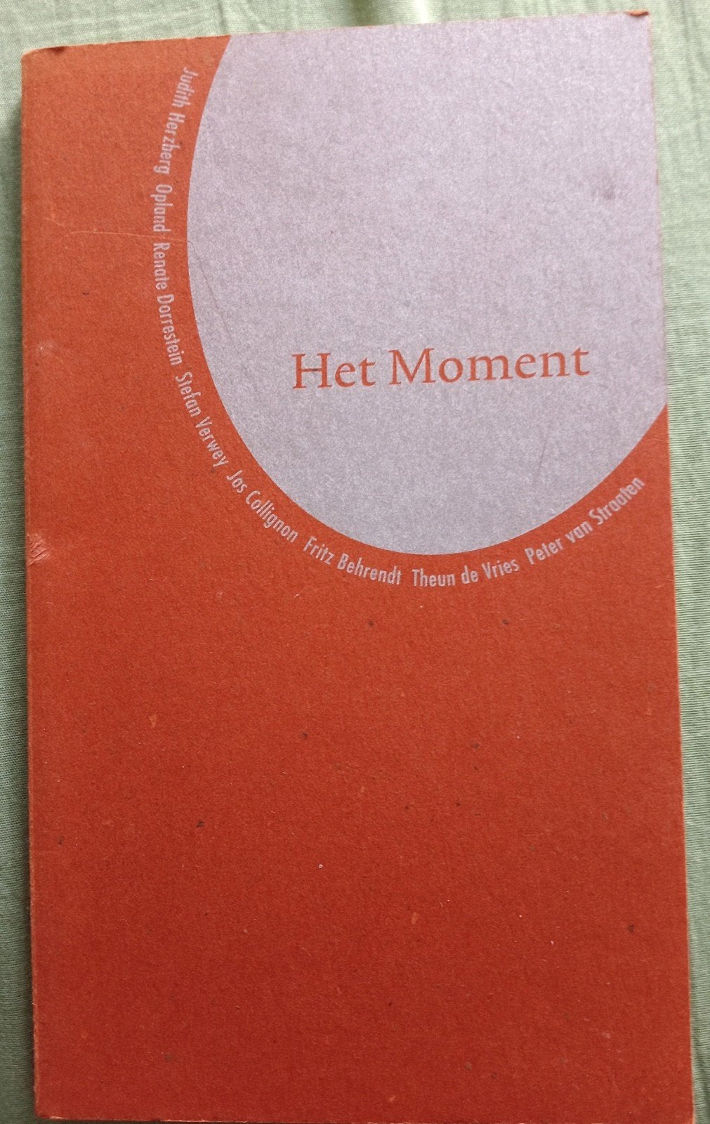 Het Moment - Diverse Auteurs (Zeer Redelijke Staat), Ophalen of Verzenden, Gelezen, Judith Herzberg, Opland, Renate Dorrestein e.a.