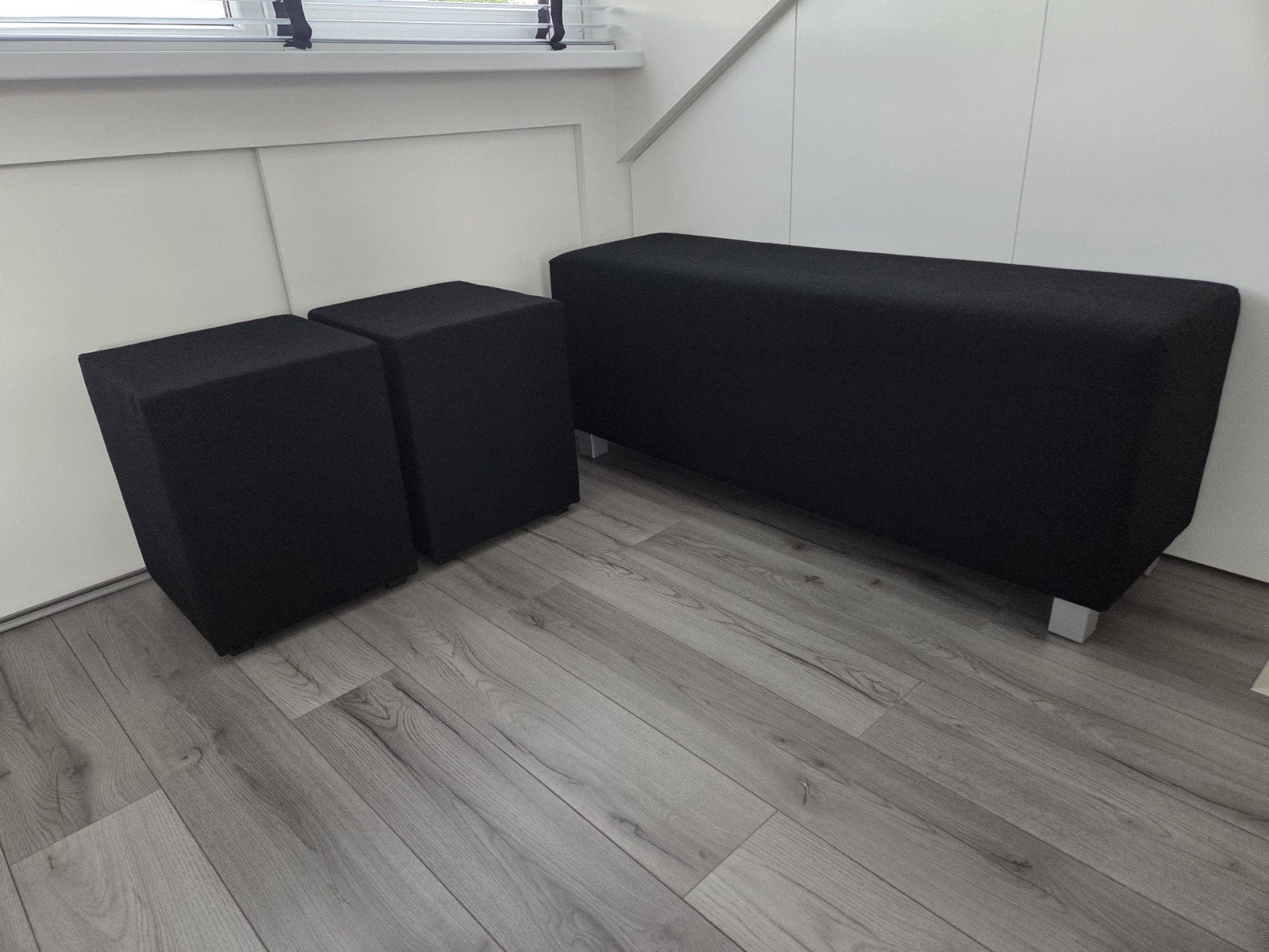 Zwarte stoffen bank en twee poefjes, Huis en Inrichting, Banken | Voetenbanken en Poefen, Ophalen, 50 tot 75 cm, 125 cm of meer