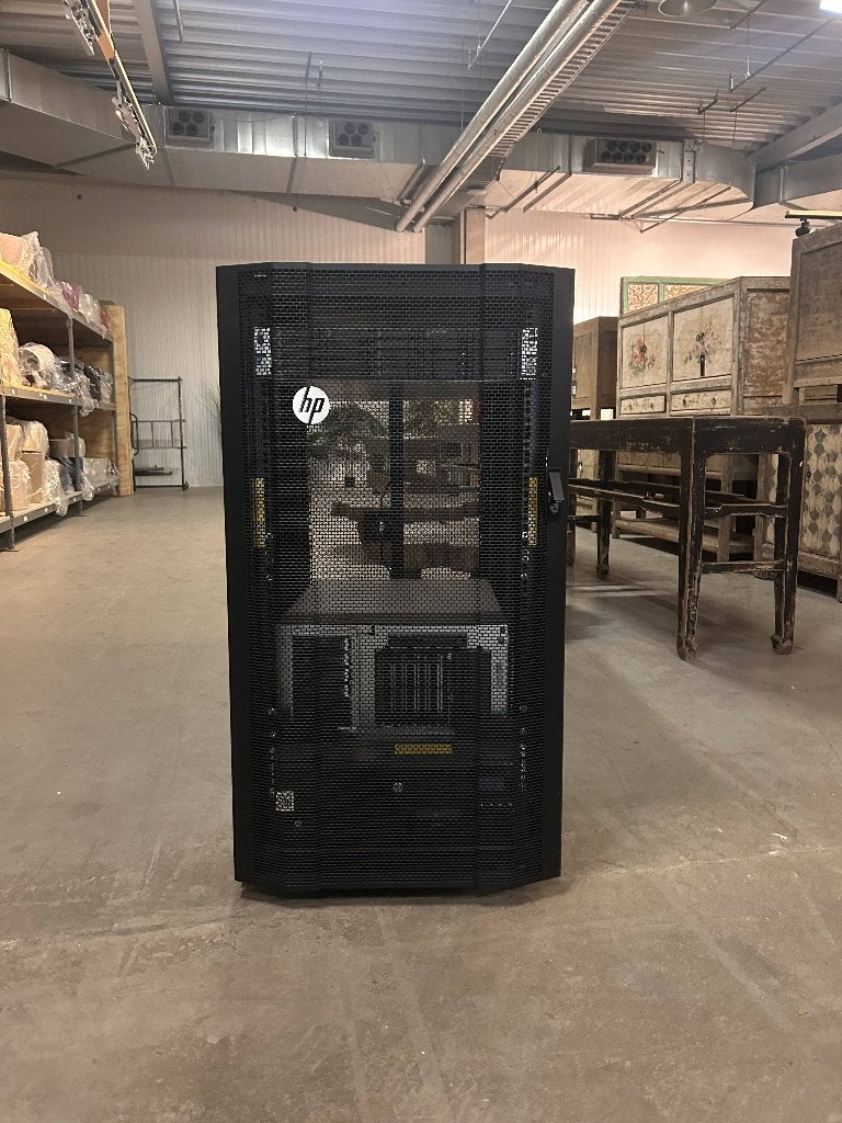 Serverkast HPE 22U (11622 G2) incl. serverapparatuur, Computers en Software, Ophalen, Zo goed als nieuw, Geperforeerd, Geperforeerd