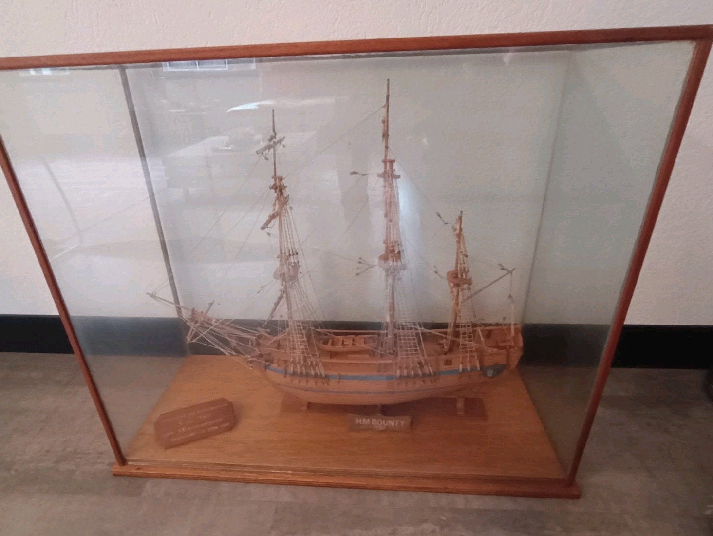 Uniek scheepsmodel H.M. Bounty 1787 in vitrine, Ophalen, Zo goed als nieuw